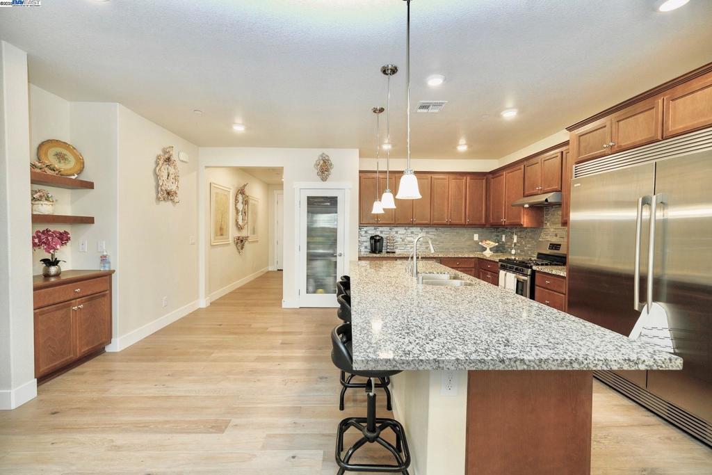 https://media.crmls.org/mediaz/7c86e935-1326-46ec-94a3-6fbb9af3b0c1.jpg?preset=X-Large