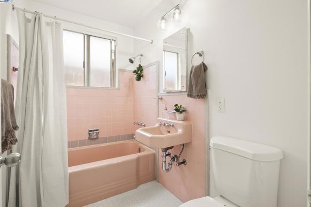 1458 Cedar St, Berkeley CA: https://media.crmls.org/mediaz/7c8870b3-37a1-4bb3-bbeb-7de402c43739.jpg