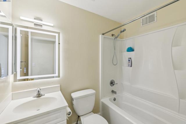 32555 Lake Bridgeport St, Fremont CA: https://media.crmls.org/mediaz/7c8963af-4f8b-4b12-9188-532d4678ccec.jpg