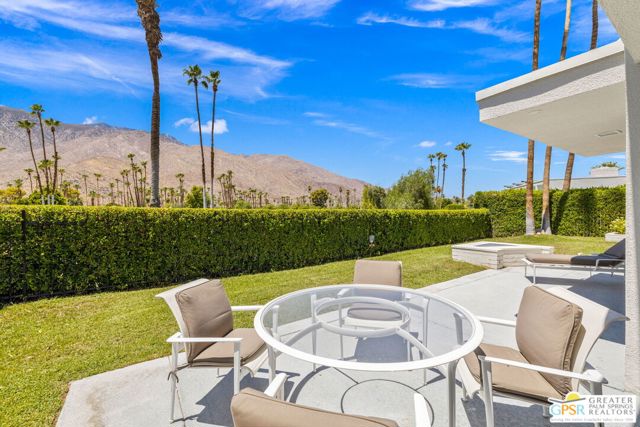 2723 S Kings Road, Palm Springs CA: https://media.crmls.org/mediaz/7c897167-99ba-456a-8bc1-39367d9751a0.jpg