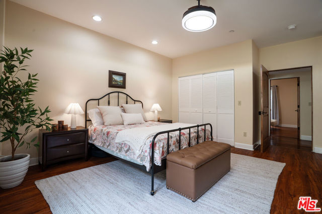 1331 N Sycamore Avenue, Los Angeles CA: https://media.crmls.org/mediaz/7c8a102d-56ac-4a7f-8204-2873015a054d.jpg