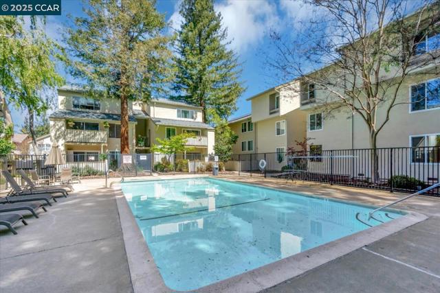 2708 Oak Rd, Walnut Creek CA: https://media.crmls.org/mediaz/7c8b9f66-40bf-45ad-ac94-46f94b5b2c07.jpg