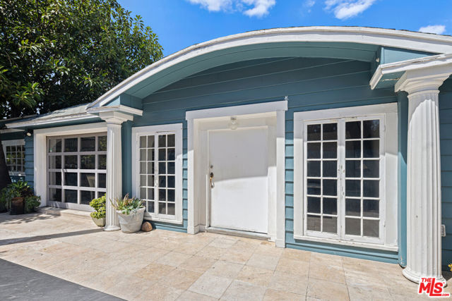 837 Venice Boulevard, Venice CA: https://media.crmls.org/mediaz/7c8bbfad-a3ff-47eb-917c-35504cc51f39.jpg