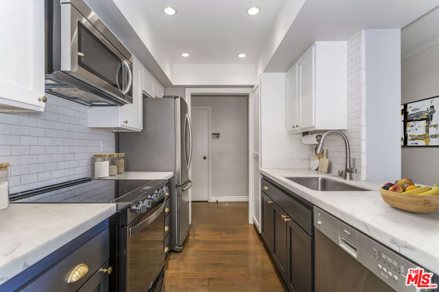 906 N Doheny Drive, West Hollywood CA: https://media.crmls.org/mediaz/7c8e8fa1-4da3-4de6-aa60-52cb7f81ea85.jpg