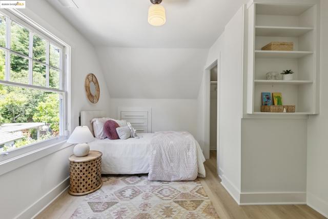 924 Trestle Glen Rd, Oakland CA: https://media.crmls.org/mediaz/7c8f0881-303c-40e5-9bc5-1fe352bd66ae.jpg