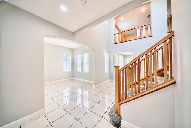 1069 Dry Creek Ct, Lathrop CA: https://media.crmls.org/mediaz/7c8fa8f7-2469-450f-8aba-f865eaeb2744.jpg