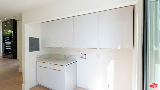 10520 Ashton Avenue, Los Angeles CA: https://media.crmls.org/mediaz/7c8fd0dc-1244-4c7b-b778-588d9ffee406.jpg