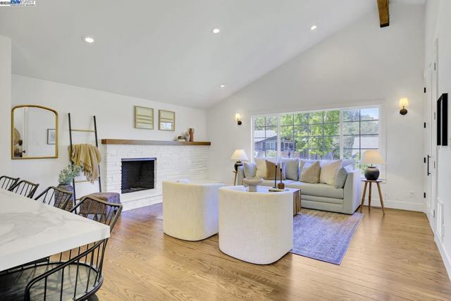 382 Castello Rd, Lafayette CA: https://media.crmls.org/mediaz/7c9051e6-60b7-4331-9ece-4100198b7250.jpg