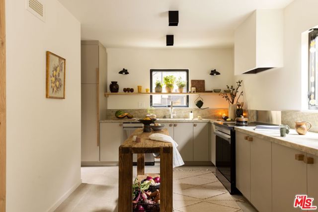 710 Amador Street, Los Angeles CA: https://media.crmls.org/mediaz/7c90e006-607b-4415-a045-4c9fee4da199.jpg