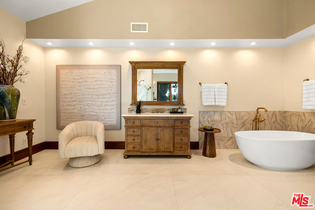 2468 Coldwater Canyon Drive, Beverly Hills CA: https://media.crmls.org/mediaz/7c910f35-dec3-4b93-aed8-f85b5b0ad198.jpg