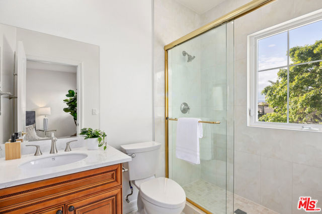 17400 Oak Creek Court, Encino CA: https://media.crmls.org/mediaz/7c923c6a-811c-4db1-b074-82617c4c1b25.jpg