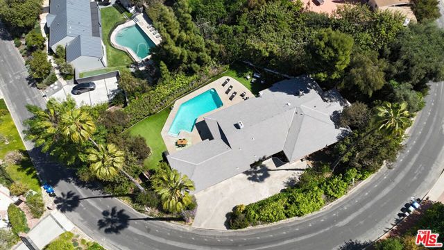 4450 Coronet Drive, Encino CA: https://media.crmls.org/mediaz/7c92aa92-4427-4393-a412-7a51d07732bd.jpg