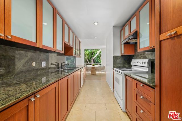 429 N Oakhurst Drive, Beverly Hills CA: https://media.crmls.org/mediaz/7c92b6e8-fcb6-49db-9467-cee9745a1312.jpg