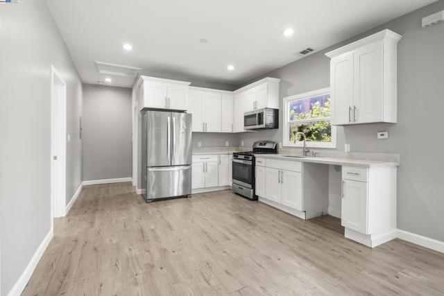 193 W Macarthur Blvd, Oakland CA: https://media.crmls.org/mediaz/7c966ec6-37f3-4fb2-bca7-279439bcc10a.jpg