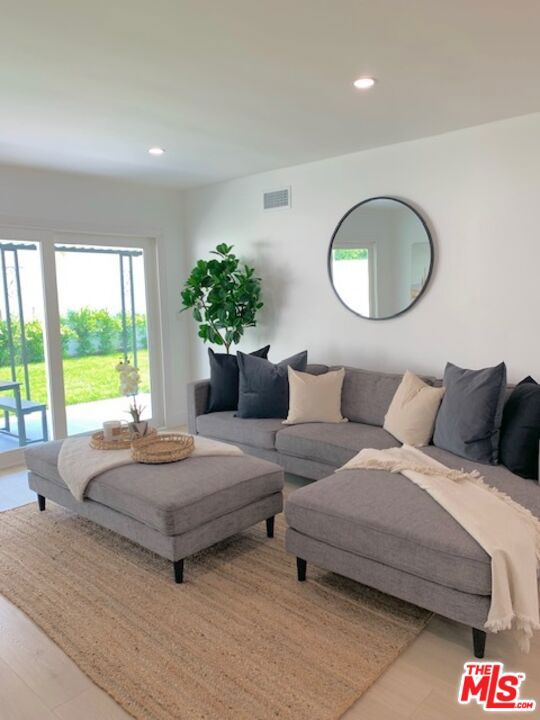 5630 Vantage Avenue, Valley Village CA: https://media.crmls.org/mediaz/7c969946-de0d-44ae-9cf6-60a02c046206.jpg