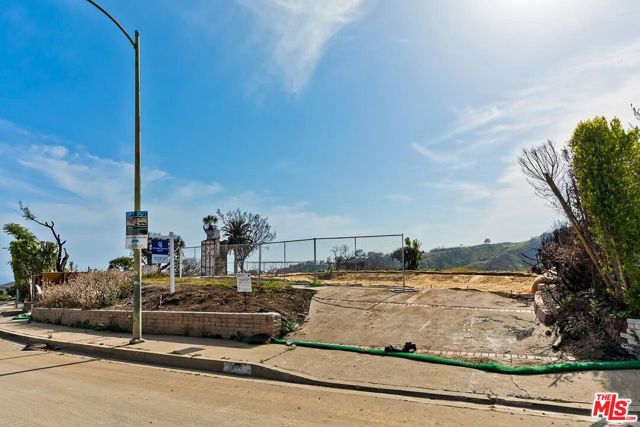 917 Enchanted Way, Pacific Palisades CA: https://media.crmls.org/mediaz/7c96b555-317c-4202-b723-df023fabac4d.jpg