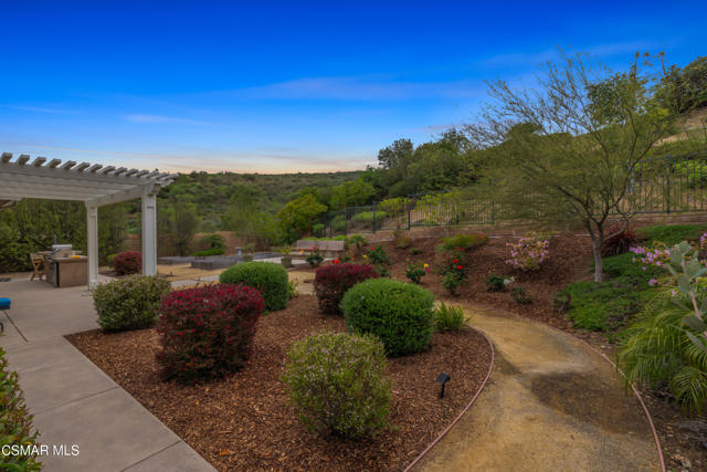 6923 Ridgemark Court, Moorpark CA: https://media.crmls.org/mediaz/7c96d7e9-1dca-4320-b01a-432fcf2a3e1f.jpg