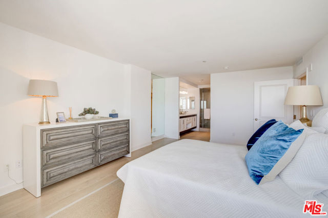 1221 W OCEAN Avenue, Santa Monica CA: https://media.crmls.org/mediaz/7c9740c9-34a6-4e74-a7a2-d7b6e73323de.jpg