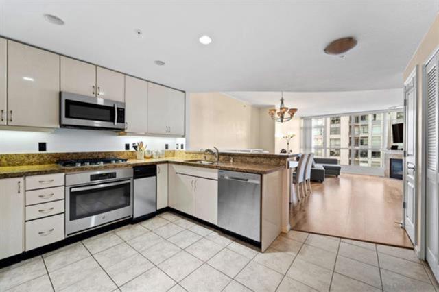 555 Front St, San Diego CA: https://media.crmls.org/mediaz/7c98b4e6-7389-444a-bb5d-d6912cd4400d.jpg