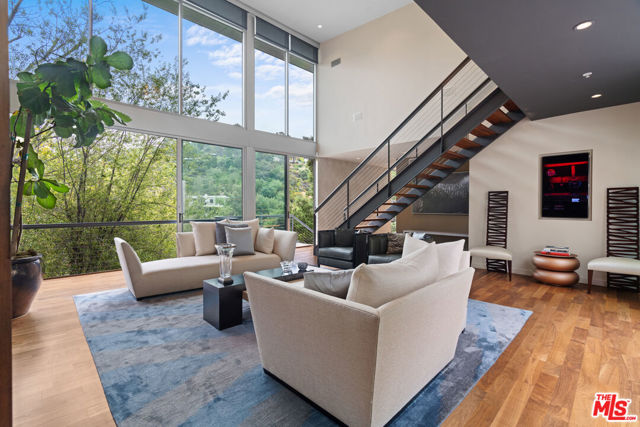 2207 Bowmont Drive, Beverly Hills CA: https://media.crmls.org/mediaz/7c98b968-fadc-4697-9da1-f44510132a3e.jpg