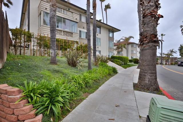 220 Coast Blvd, La Jolla CA: https://media.crmls.org/mediaz/7c9902bf-8af0-4f5f-b81c-63629c495462.jpg