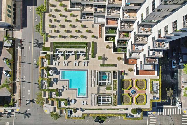 700 Front St, San Diego CA: https://media.crmls.org/mediaz/7c992682-972e-4d38-9d62-8dc249f2212e.jpg