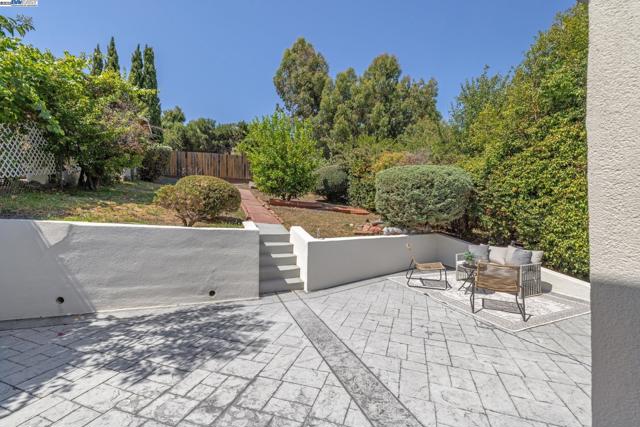 2643 99Th Ave, Oakland CA: https://media.crmls.org/mediaz/7c9aa39e-767f-4053-a31d-5085a6d6e9e0.jpg