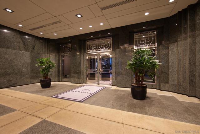 700 Front St, San Diego CA: https://media.crmls.org/mediaz/7c9b2b79-c14f-481d-9b42-dfa8684fa0a7.jpg