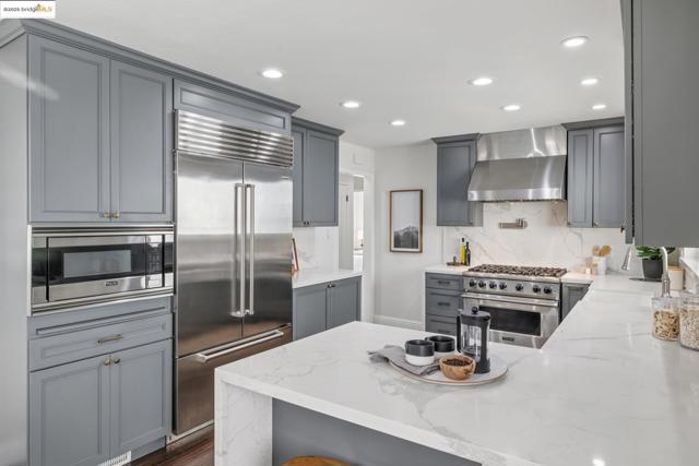 5646 Thornhill Dr, Oakland CA: https://media.crmls.org/mediaz/7c9b649e-093e-4330-ada1-67106334d231.jpg