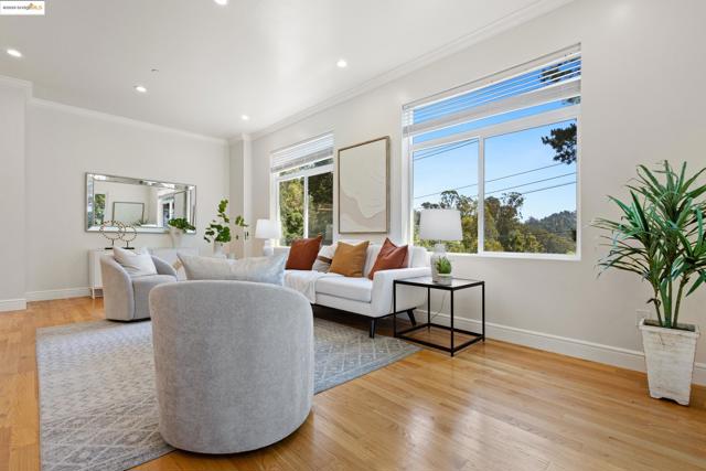 5915 Balboa Dr, Oakland CA: https://media.crmls.org/mediaz/7c9b8628-e779-499c-8766-a3522c7b8a81.jpg