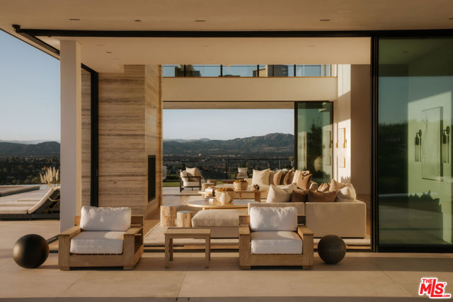 16187 Royal Oak Road, Encino CA: https://media.crmls.org/mediaz/7c9ba3ba-83a5-4e1b-b6b1-80cd449eed4b.jpg