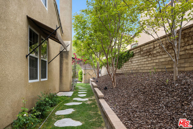 26841 Greenleaf Court, Valencia CA: https://media.crmls.org/mediaz/7c9c6721-7b2c-4ac0-9d5e-3fb0bfc18144.jpg