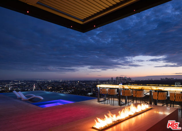 1305 Collingwood Place, Los Angeles CA: https://media.crmls.org/mediaz/7c9d6fe3-7feb-4cf4-b69e-2a4216c50365.jpg