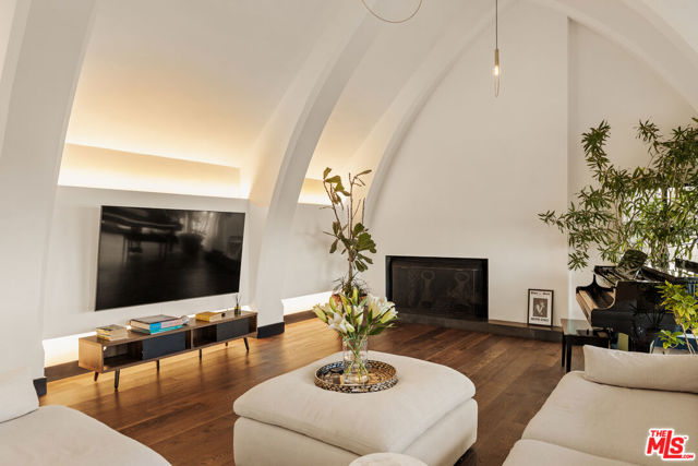 6 Bed Home for Sale in Los Angeles, California