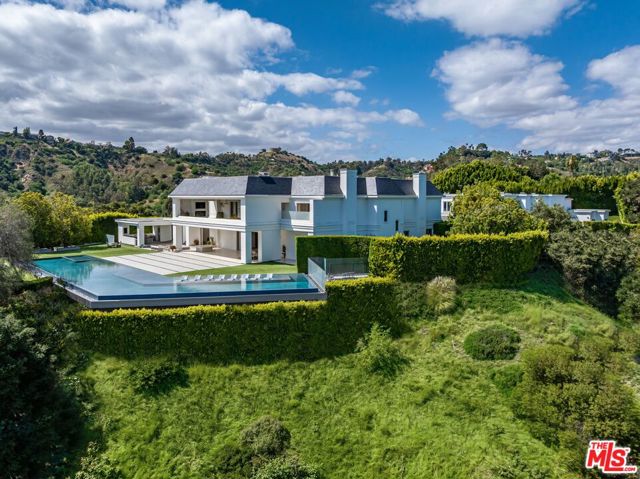 2571 Wallingford Drive, Beverly Hills CA: https://media.crmls.org/mediaz/7c9e3723-037e-4264-8232-842047a088ee.jpg