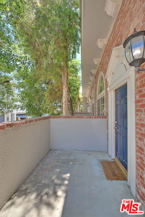 8741 Darby Avenue, Northridge CA: https://media.crmls.org/mediaz/7c9ef573-298f-4305-8bc0-afeac0bf53eb.jpg