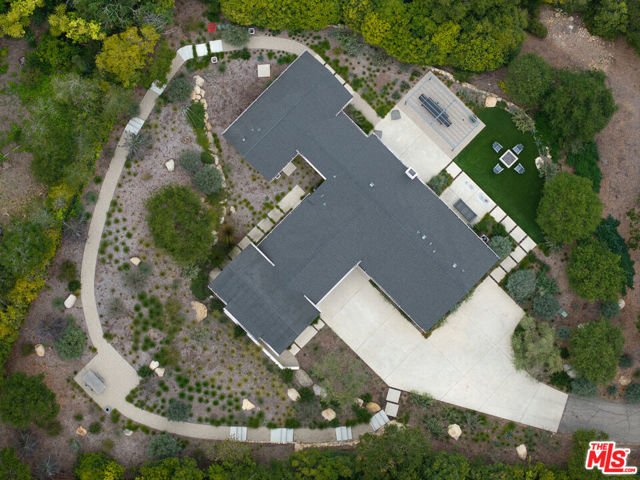 3155 Eucalyptus Hill Road, Santa Barbara CA: https://media.crmls.org/mediaz/7c9f1724-652a-44b4-94fd-00006ce0b380.jpg