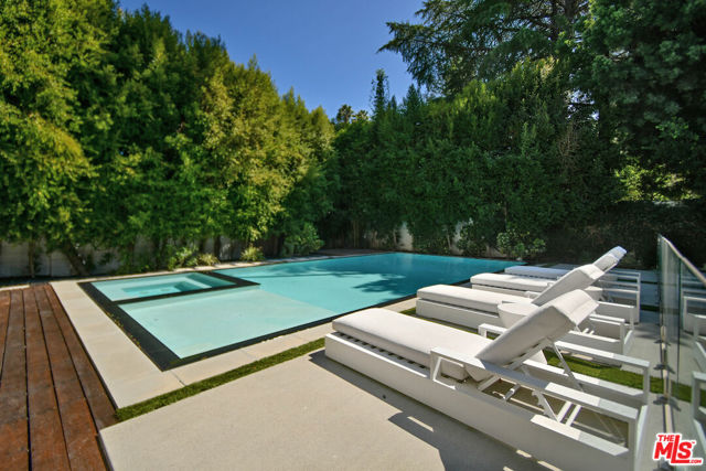 4544 Woodley Avenue, Encino CA: https://media.crmls.org/mediaz/7c9f740a-06bf-4f28-9ae3-2a9779df4523.jpg