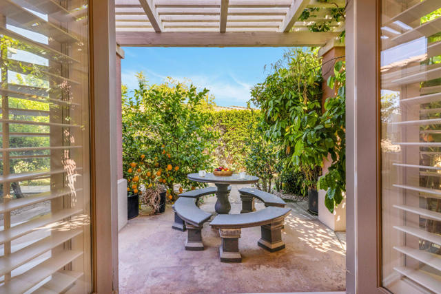 14 Collegiate Circle, Rancho Mirage CA: https://media.crmls.org/mediaz/7c9f7f1a-d4f0-43a9-8d0c-5d0aa765140d.jpg