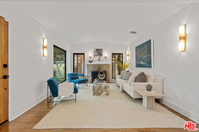 722 N La Jolla Avenue, Los Angeles CA: https://media.crmls.org/mediaz/7c9ffeae-affb-4b08-9acf-935d7f0ca39f.jpg
