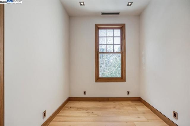 1208 Stanyan St, San Francisco CA: https://media.crmls.org/mediaz/7ca0712f-996a-405b-ab44-79cc863420e5.jpg