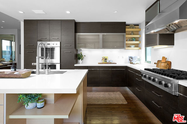 2329 Clement Avenue, Venice CA: https://media.crmls.org/mediaz/7ca0c532-c48e-4a30-995c-b3d609d6aeaa.jpg