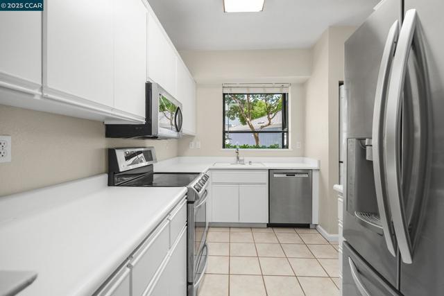 2584 Oak Rd, Walnut Creek CA: https://media.crmls.org/mediaz/7ca1a967-747f-48d4-816d-f1e325f0fb1b.jpg