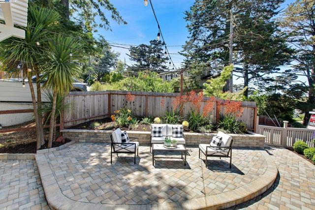 5601 Castle Dr, Oakland CA: https://media.crmls.org/mediaz/7ca1aaf2-1761-4b07-a88c-d76a29867ca8.jpg