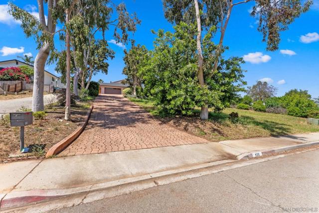 925 Moody Dr, Escondido CA: https://media.crmls.org/mediaz/7ca1b385-a1d5-4d0b-9d95-cba8a31dc83d.jpg