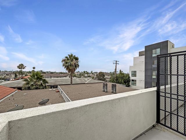 3047 North Park Way, San Diego CA: https://media.crmls.org/mediaz/7ca2e3e6-7007-45b1-8b13-34db29f90677.jpg