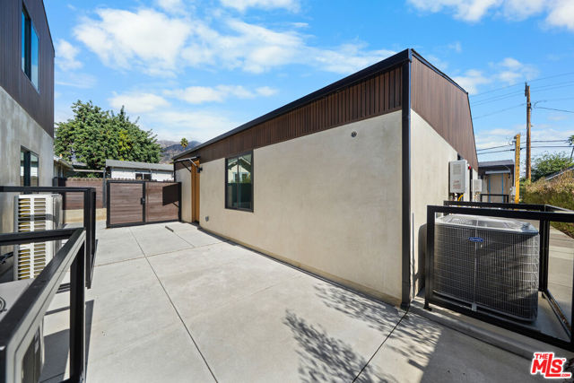 1688 N Sierra Bonita Avenue, Pasadena CA: https://media.crmls.org/mediaz/7ca38120-5065-4572-b17c-9a1a5ee876c8.jpg