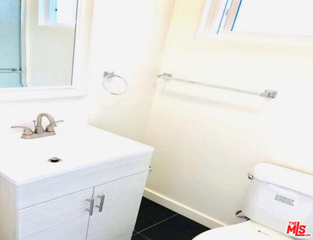 4171 W 4th Street, Los Angeles CA: https://media.crmls.org/mediaz/7ca3e405-381a-4b13-8e16-292a97d09ce3.jpg