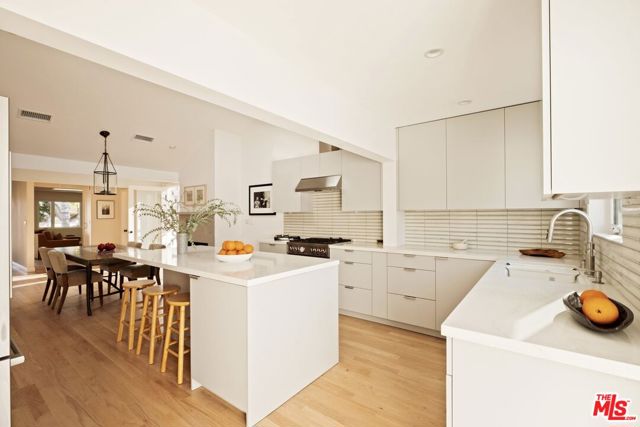 825 Coeur D Alene Avenue, Venice CA: https://media.crmls.org/mediaz/7ca3f441-3710-452f-bbfb-c2616217b83c.jpg