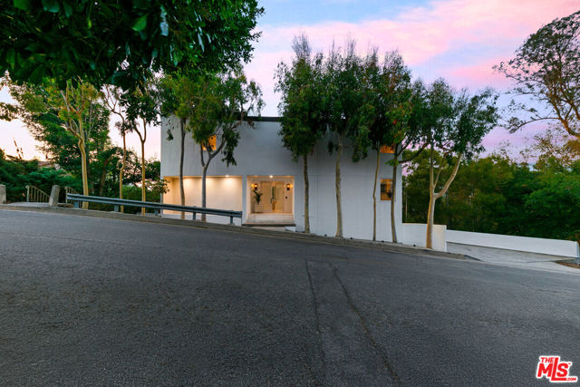 6969 Woodrow Wilson Drive, Los Angeles CA: https://media.crmls.org/mediaz/7ca40b66-4f9f-4edf-9fd2-cace7c94c144.jpg